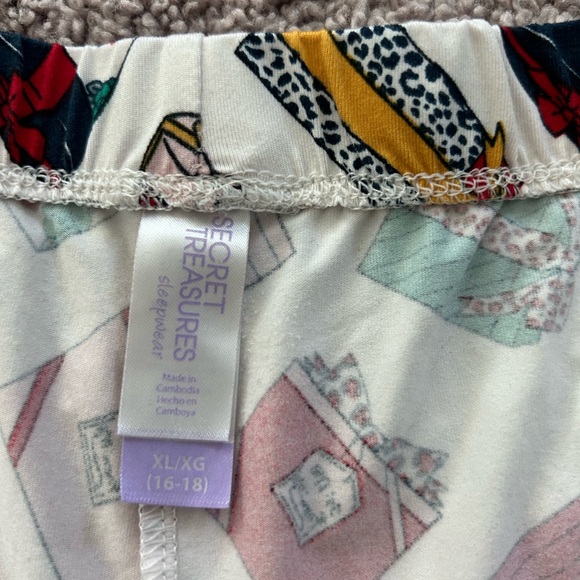 Secret Treasures Women’s PJ Set w Presents
Holiday Christmas 

Size XL - Picture 8 of 9